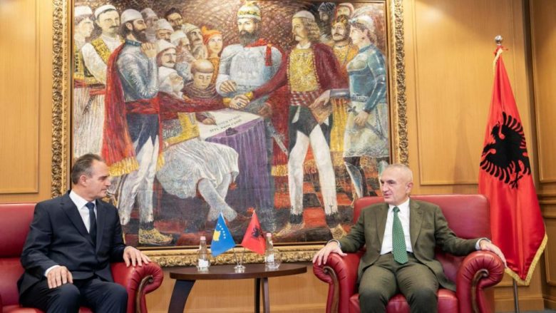 Nait Hasani fillon detyrën si ambasador në Shqipëri, takohet me presidentin Meta