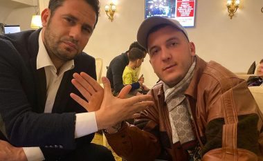 Mozzik takohet dhe bën shqiponjën me duar me Elvis Naçin, pas ndihmave në aksionet humanitare në Shqipëri