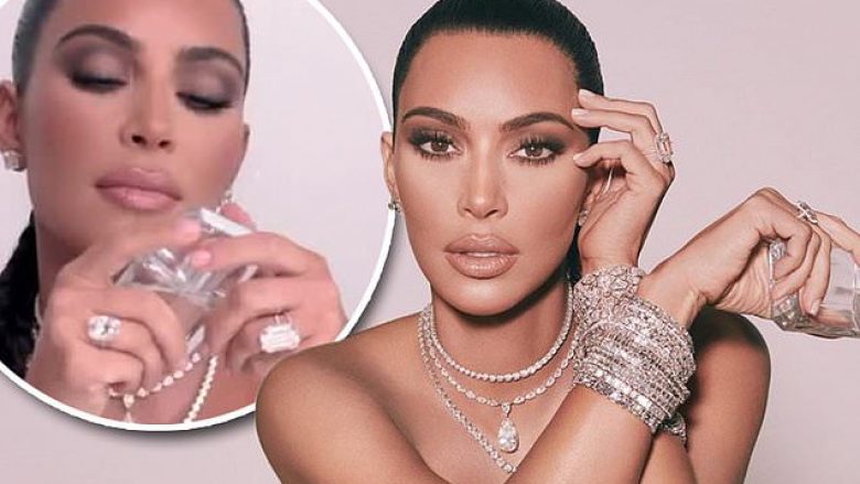 Kim Kardashian shfaqet me dy unazat që i kishte raportuar se i ishin vjedhur në Paris, në grabitjen e famshme të para tri viteve