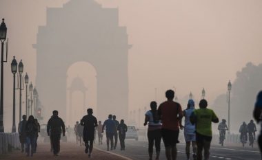 Ajri i ndotur paralizon Nju Delhin, shpërndahen miliona maska