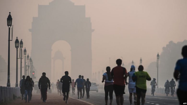 Ajri i ndotur paralizon Nju Delhin, shpërndahen miliona maska