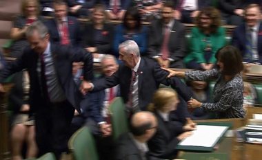 Parlamenti i Britanisë së Madhe zgjedh kryetarin e ri – momenti kur sipas traditës, ai shtyhet fizikisht drejt ulëses së tij