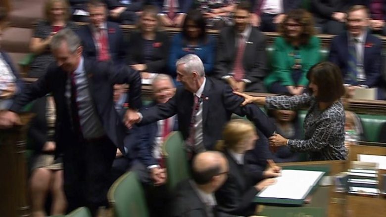 Parlamenti i Britanisë së Madhe zgjedh kryetarin e ri – momenti kur sipas traditës, ai shtyhet fizikisht drejt ulëses së tij