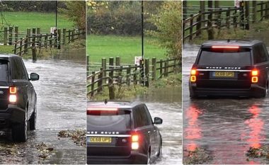 Shoferi i Range Rover injoron shenjën ‘mos kaloni’ dhe përpiqet për të sfiduar ‘përroin e thellë’ me ujë