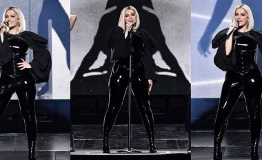 Bebe Rexha duket e mahnitshme me kostum të lëkurës, ndërsa performoi në Qendrën Barclays në New York