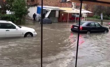 Përmbytjet bllokojnë rrugët, preken Durrësi dhe Vlora