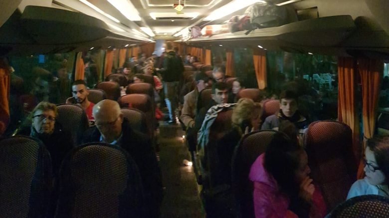 “Plisat” ndihmuan 250 familje me gjëra ushqimore dhe barna, morën me vete edhe 30 qytetarë nga Durrësi për strehim