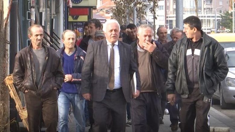 Protestojnë punëtorët e fabrikës së tullave në Pejë, kërkojnë gjashtë pagat që nuk i morën prej 15 vitesh