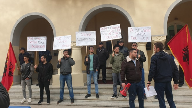 Protesta në Kumanovë për mosvendosjen e flamurit shqiptar në godinën e komunës