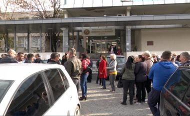 Punëtorët teknik në Prishtinë protestojnë për paga më të larta