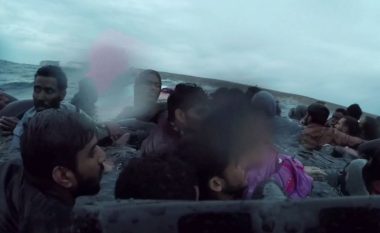 Rojet bregdetare italiane shpëtojnë 149 emigrantë, momenti kur një zhytës shpëton një vajzë njëvjeçare nga mbytja