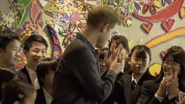 Reagimi interesant i Princit Harry pas komplimentit që mori nga një studente në Tokio- ia rikujton se është i martuar