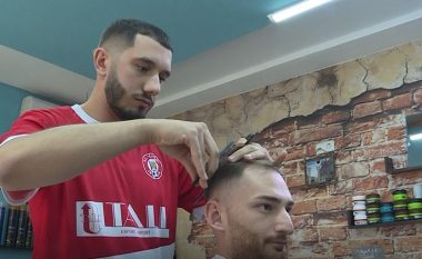 Humbi dëgjimin kur ishte tre muajsh, por Rinor Rrahmani është ndër frizerët më të njohur në Gjilan