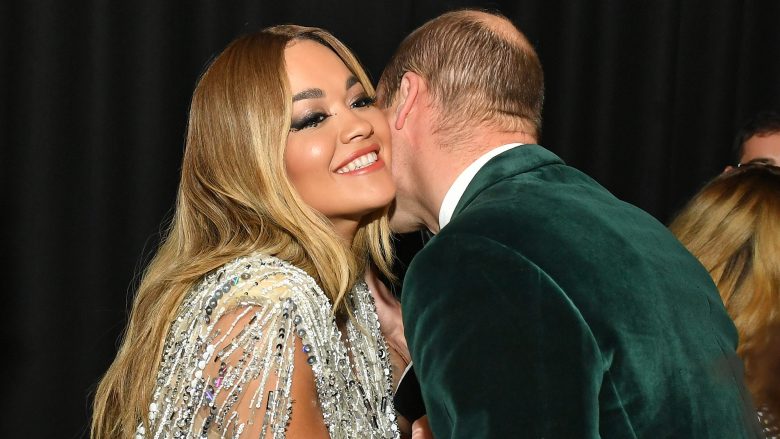 Rita Ora takohet dhe i jep një përqafim të ngrohtë Princit William, në 50 vjetorin e organizatës bamirëse “Centrepoint”