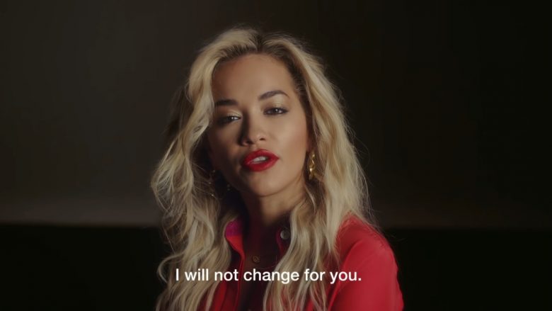 “Unë nuk dua të jem e përjashtuar”, Rita Ora i bashkohet kauzës kundër bullizmit ndaj personave që nuk i cilësojnë të bukur