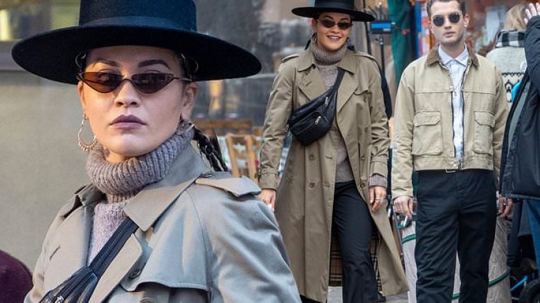 Rita Ora duket elegante me pallto dhe kapele në kokë, ndërsa vazhdon xhirimet e filmit “Twist”