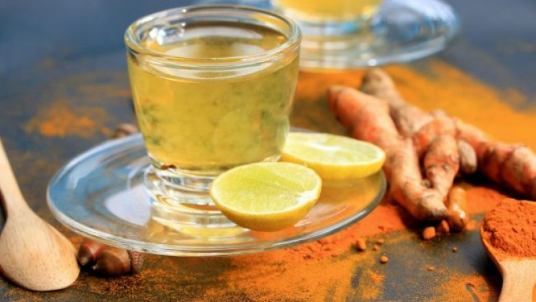 Ujë limoni me xhenxhefil: Të mirat që i ndodhin trupit kur e konsumoni këtë pije magjike rregullisht