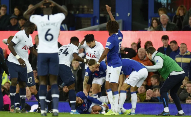 Disa lojtarë të Evertonit dhe kapiteni Coleman vizituan zhveshtoren e Tottenhamit për ta ngushëlluar Sonin pas lëndimit të rëndë që i shkaktoi Gomesit