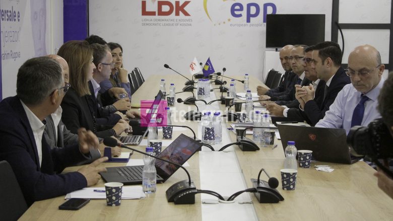 Takimi LVV-LDK, diskutohet për politikat sociale dhe projektet infrastrukturore