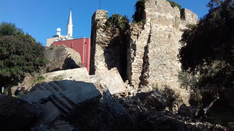 Tërmeti shemb dhe dëmton kalatë në Durrës, Krujë dhe Prezë