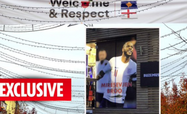 The Sun: ‘Mirësevjen vëlla’ – baneri i Kosovës që po i bënë anglezët të ndihen mirë në Prishtinë