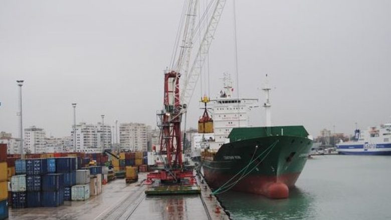 Moti i keq u shkakton probleme anijeve në Portin e Durrësit