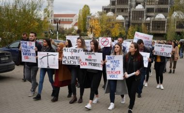 Protestë dhe bojkot mësimit, studentët vazhdojnë edhe sot kundërshtimin për bursat