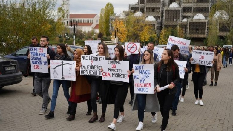 Protestë dhe bojkot mësimit, studentët vazhdojnë edhe sot kundërshtimin për bursat