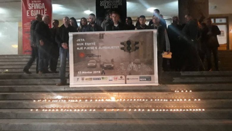 Ndizen 97 qirinj në përkujtim të viktimave të trafikut rrugor në Kosovë