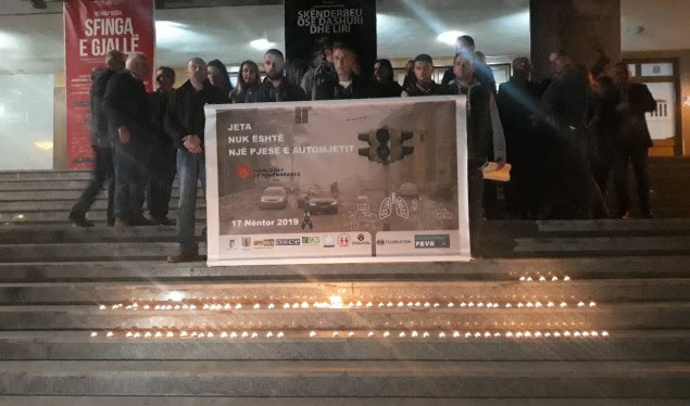 Ndizen 97 qirinj në përkujtim të viktimave të trafikut rrugor në Kosovë