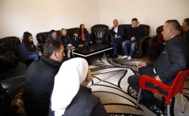 Strehohet një familje në Deçan, Ramosaj: Dyert janë të hapura për vëllezërit dhe motrat tona nga Shqipëria
