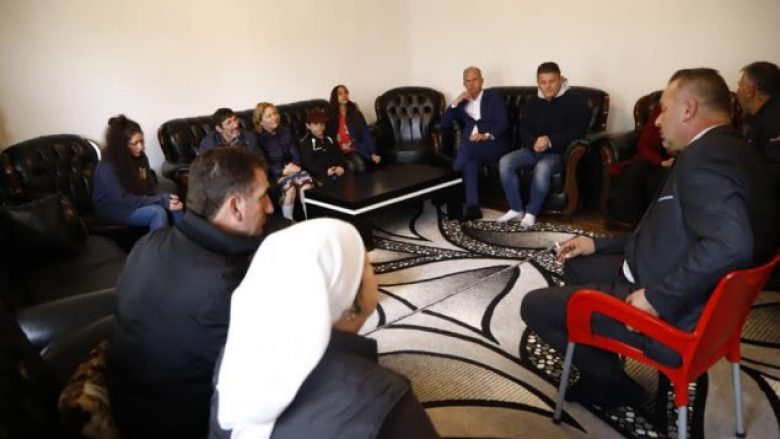 Strehohet një familje në Deçan, Ramosaj: Dyert janë të hapura për vëllezërit dhe motrat tona nga Shqipëria