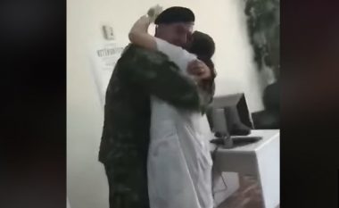 Moment emocionues, ushtari shqiptar befason të ëmën – takohet me të pas misionit në Afganistan