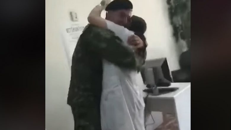 Moment emocionues, ushtari shqiptar befason të ëmën – takohet me të pas misionit në Afganistan