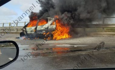 Digjet vetura në autostradën Tiranë-Durrës