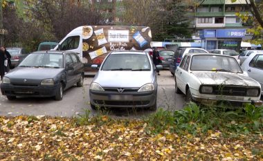 Automjetet e braktisura me vite, bllokojnë hapësirat e parkingjet publike