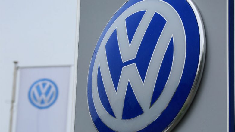 Grupi Volkswagen i bashkohet listës së markave që “pauzojnë” reklamat në Twitter