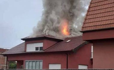 Kaplohet nga zjarri kulmi i një shtëpie në magjistralen Vushtrri-Mitrovicë