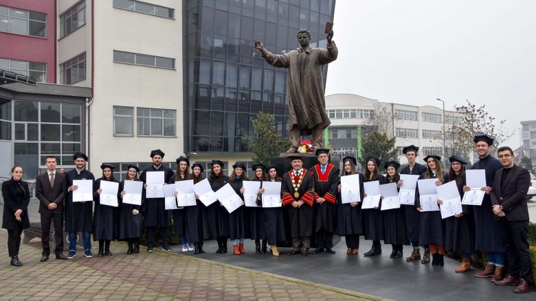 Universiteti i Tetovës ndau bursa për ekselentët e ciklit të dytë