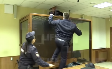 I rrethuar me policë rusë, 18-vjeçari tenton të arratiset nga tavani i gjykatës