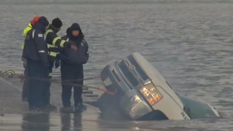 Humbin kontrollin mbi timonin e kamionit që mirëmban rrugët gjatë dimrit në SHBA, punonjësit kërcejnë nga mjeti para se të përfundonte në liqen  