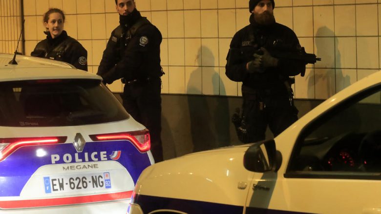 Iu vërsul me thikë dhe i kërcënoi me vrasje, policia franceze vret sulmuesin në Paris