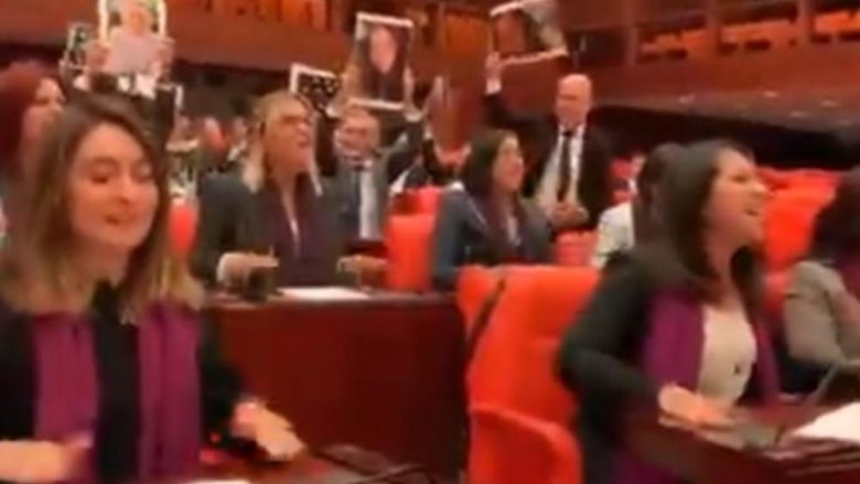 Deputetet turke protestuan kundër vrasjes se 440 femrave, mbanin në duar imazhet e viktimave të dhunës në familje