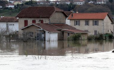 Franca kaplohet nga moti i ligë, 70 mijë shtëpi mbesin pa energji elektrike – humbin jetën dy persona