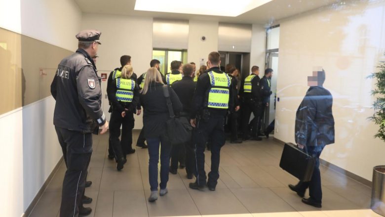 Mashtrime me barna kundër kancerit, qindra policë kryejnë bastisje në lokacione të ndryshme në Hamburg – disa mjekë dyshohen për mitmarrje
