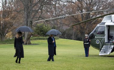Niset për në helikopterin presidencial, Trump e kupton që e ka “harruar” Melanian  – kthehet për ta marrë