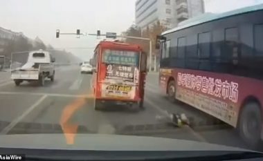 Bie foshnja nga furgoni në lëvizje, autobusi për pak sa nuk e godet – e ëma hidhet në asfalt për ta shpëtuar