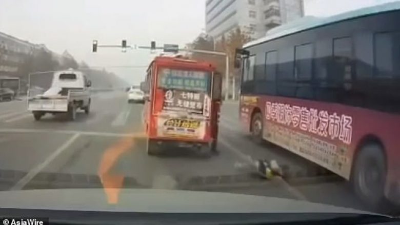 Bie foshnja nga furgoni në lëvizje, autobusi për pak sa nuk e godet – e ëma hidhet në asfalt për ta shpëtuar
