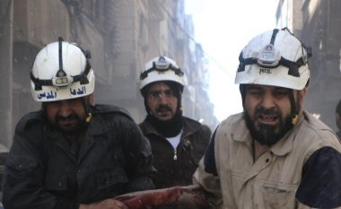 Derisa sulmet ajrore po ndodhnin, helmetat e bardha shpëtojnë sirianen 9-vjeçe që kishte ngecur nën rrënojat e objekteve të shkatërruara