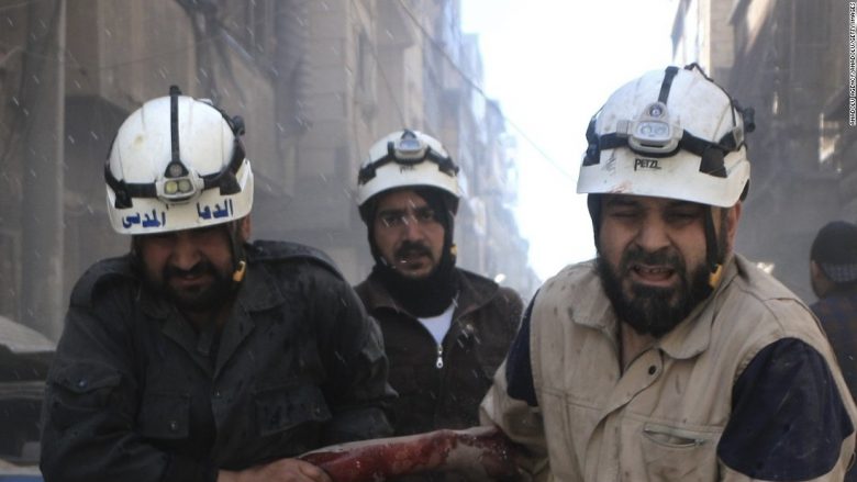 Derisa sulmet ajrore po ndodhnin, helmetat e bardha shpëtojnë sirianen 9-vjeçe që kishte ngecur nën rrënojat e objekteve të shkatërruara